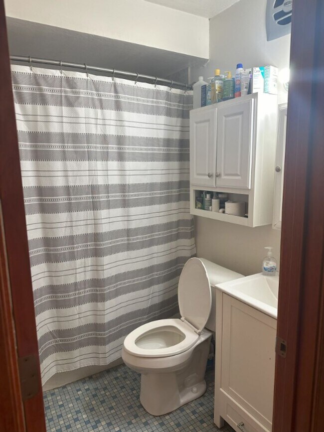 Building Photo - 1BR/1BA Main Level Unit Short Distance to ...