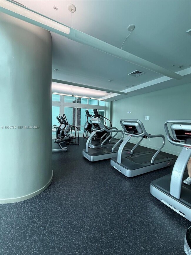 Building Photo - 1900 N Bayshore Dr