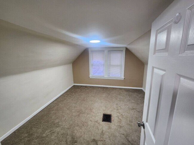 Building Photo - Charming 5-Bedroom Property in Prime Location (Section 8 vouchers Accepted)