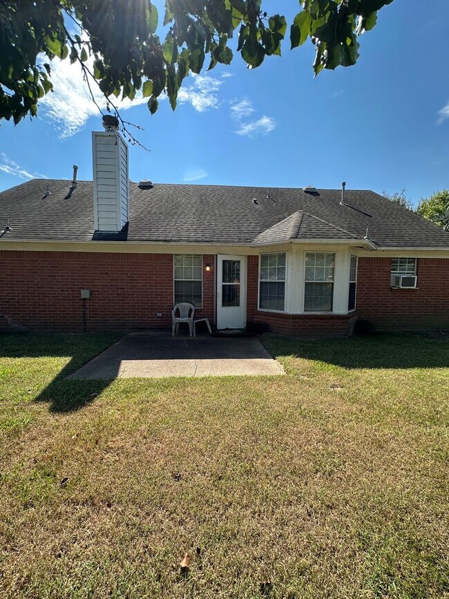 Building Photo - Don’t miss the chance to call this your ho...