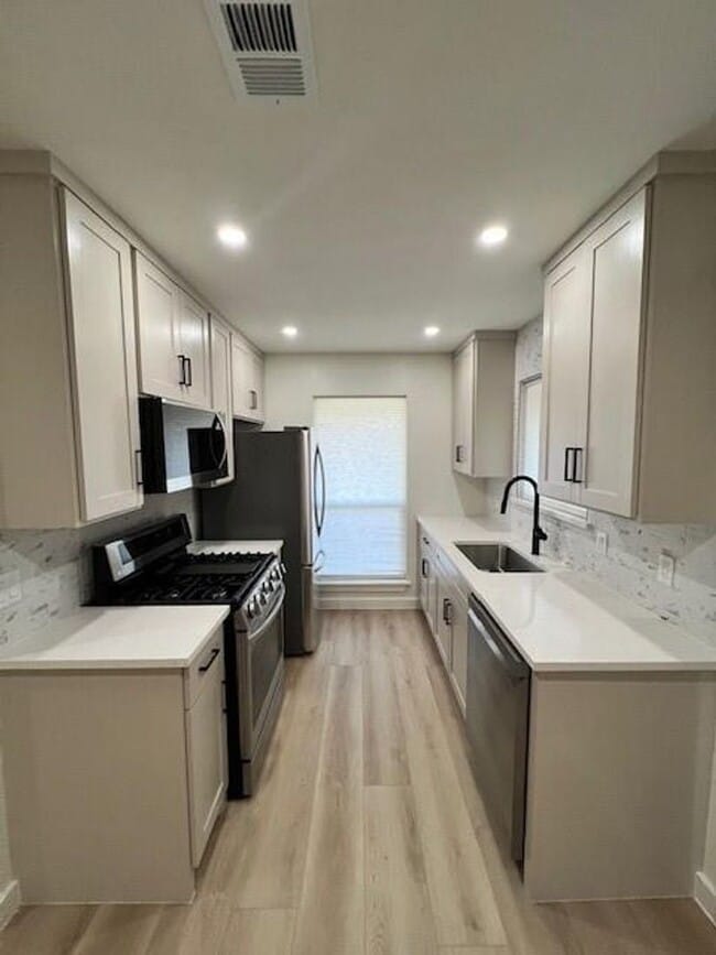 Building Photo - Allandale Place / Culdesac / Refrigerator / Washer/Dryer / Fenced Yard