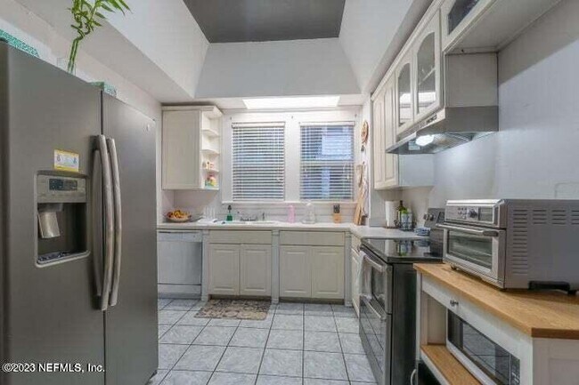 Building Photo - 440 E 6th St