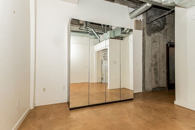 Building Photo - 2 Bedroom Condo Available In West Clawson Lofts!