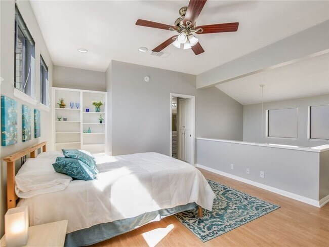 Building Photo - 611 E 45th St