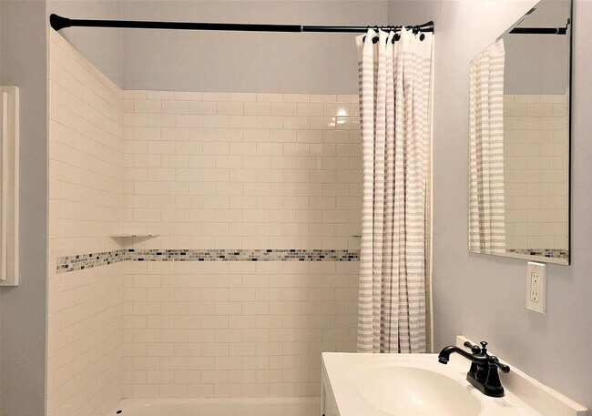 Building Photo - Stunning 4-Bed, 3-Bath Gem 1 Minute from Midtown!