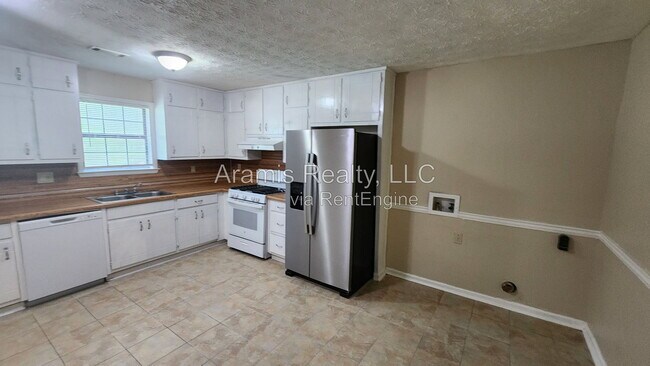 Building Photo - 1050 Greendale Ln
