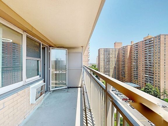 Building Photo - 2925 W 5th St