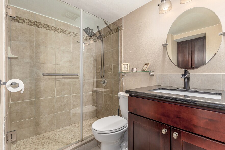Building Photo - 8335 Fairmount Dr