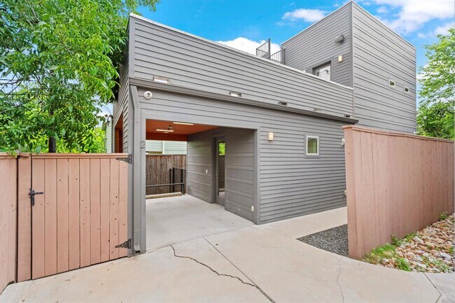 Building Photo - 3010 E 18th 1/2 St