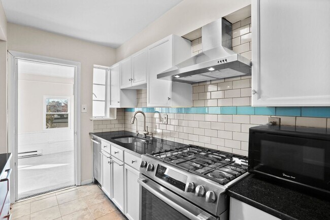 Building Photo - Brentwood Beauty