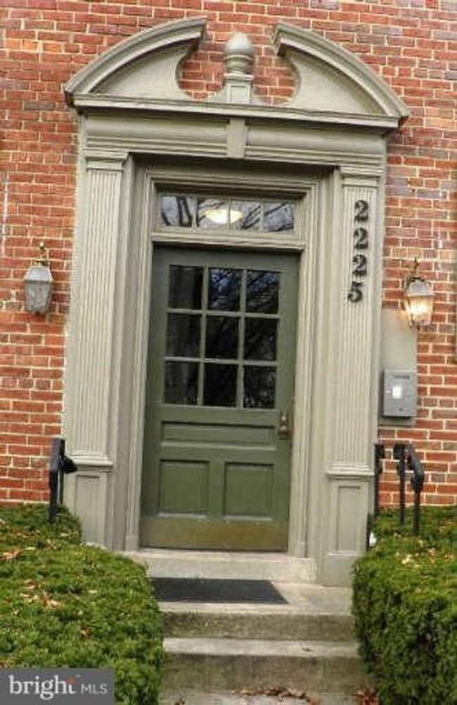 Building Photo - Updated and extremely well-maintained Rock...