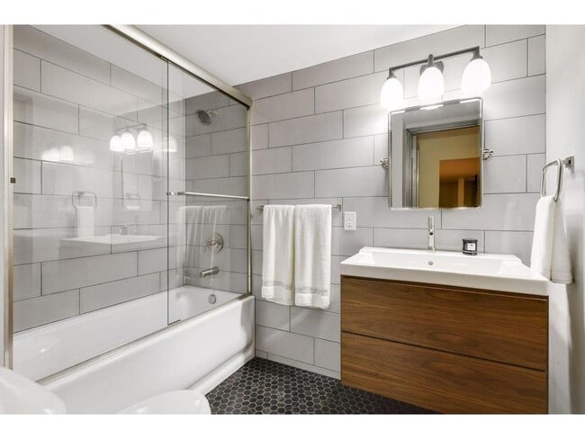 Building Photo - 801 N Washington Ave