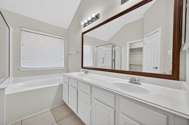 Building Photo - 6927 Great Oaks Shadow Dr