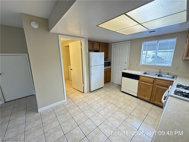 Building Photo - 580 Sellers Pl