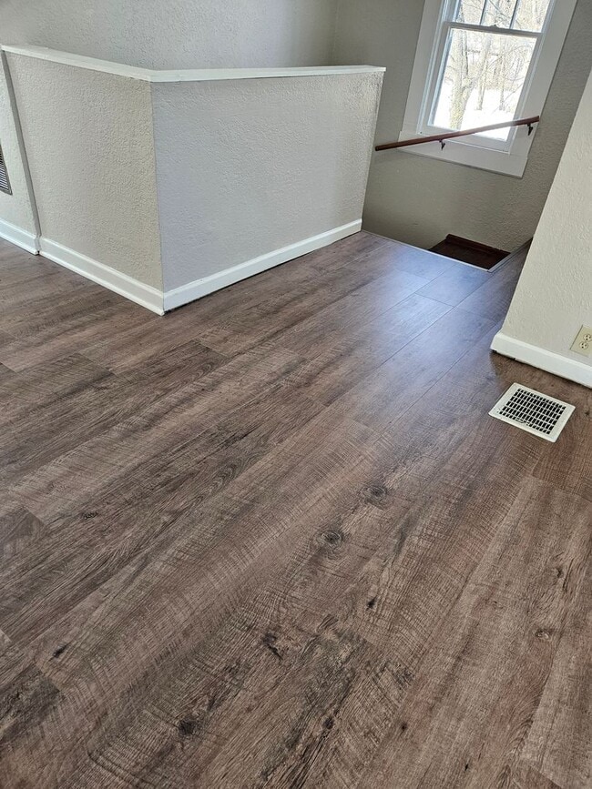 Building Photo - Large Cape Cod