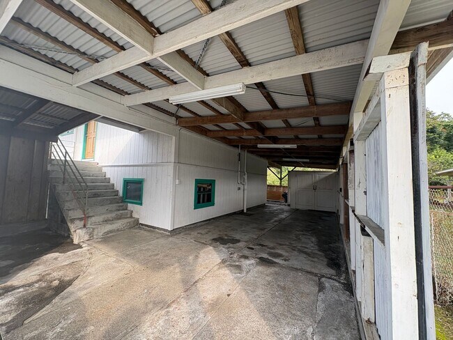 Building Photo - Beautiful 2 bedroom, 1.5 bath located in central Hilo town