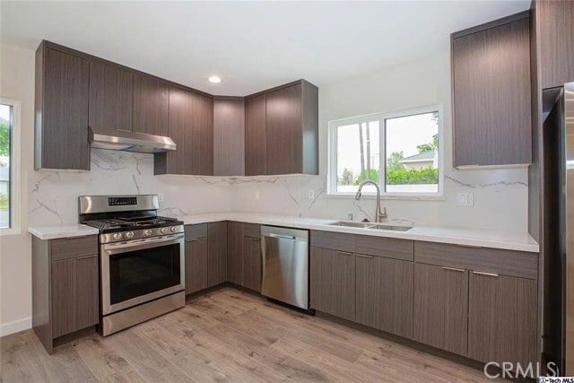 Building Photo - 10424 Woodley Ave