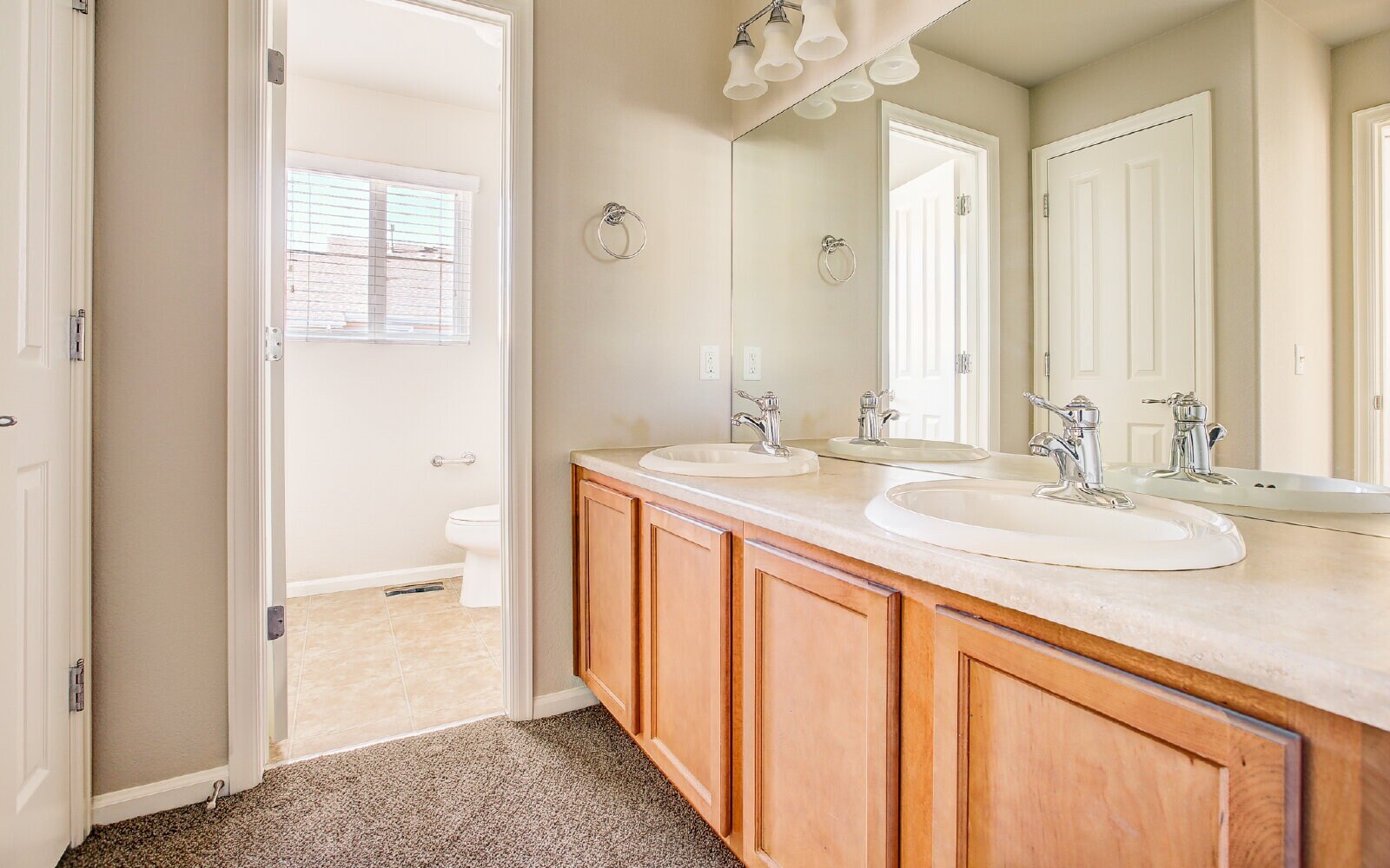 Building Photo - Granite Kitchen, Central AC, Oversized Gar...
