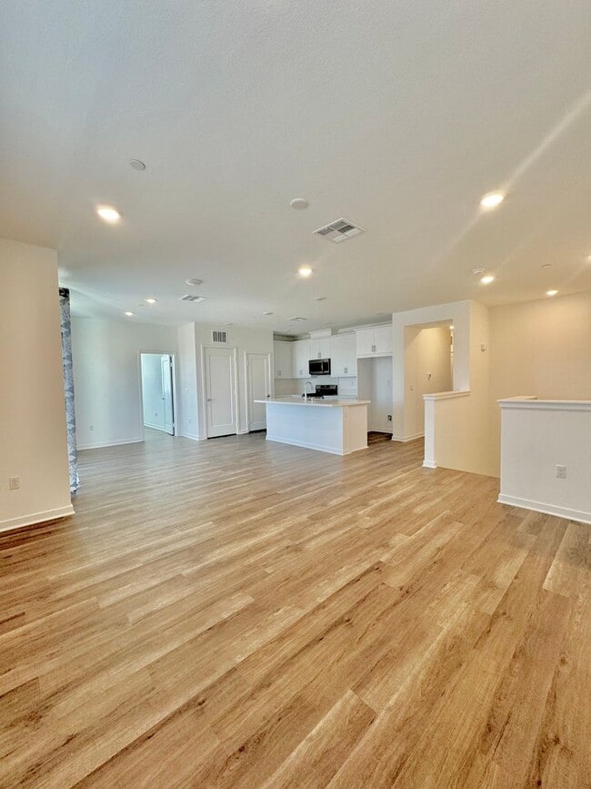 Building Photo - Modern 3B/3B Townhome in Covina