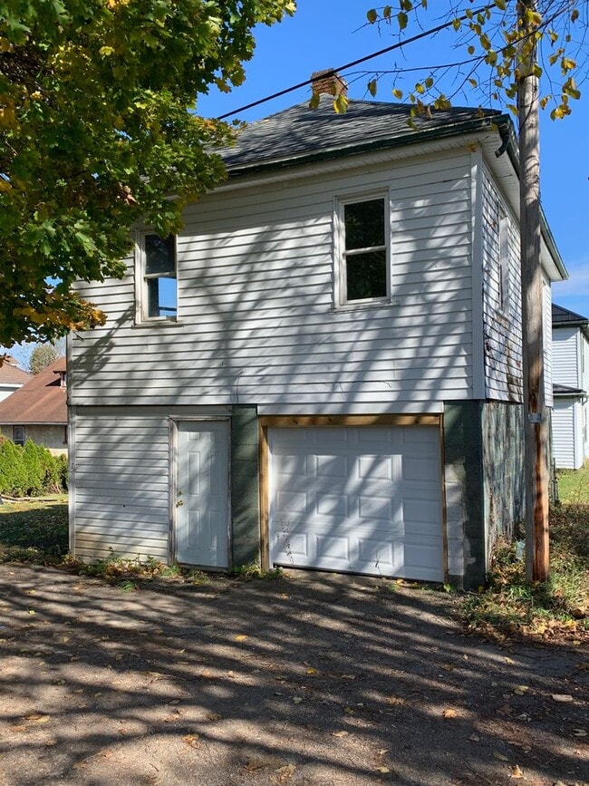 Building Photo - Two Bedroom Garage Apartment