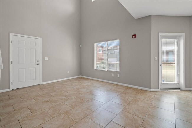 Building Photo - FABULOUS 2 STORY TOWNHOME!