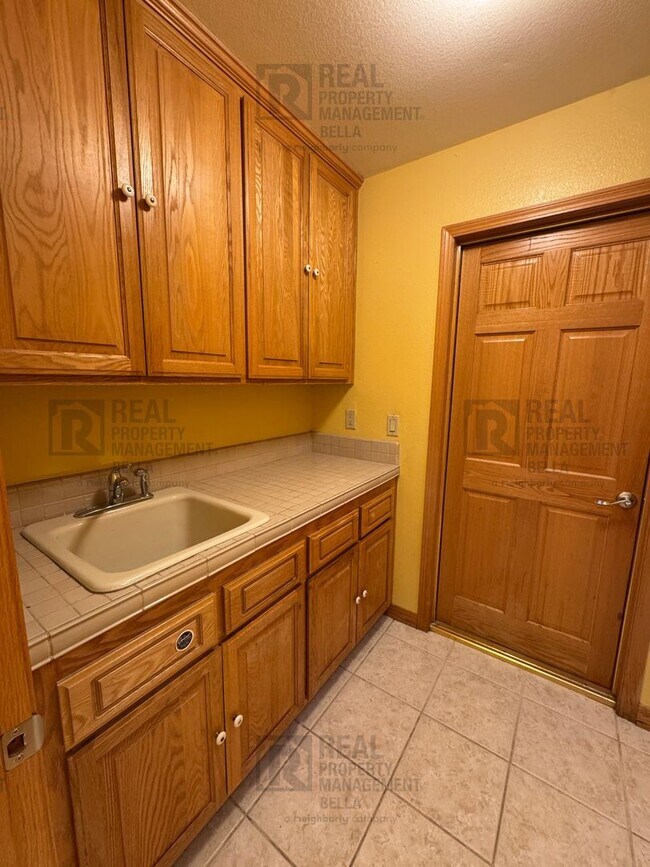 Building Photo - Waterfront Living in Canyon Lake!