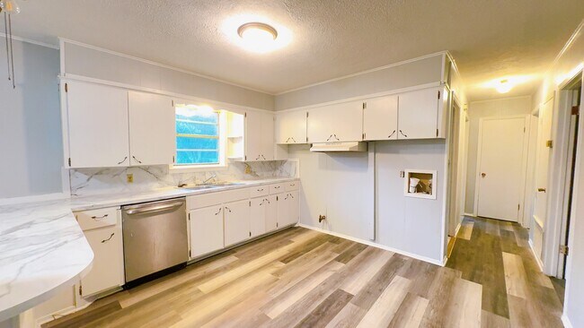 Building Photo - 1015 19th St SW