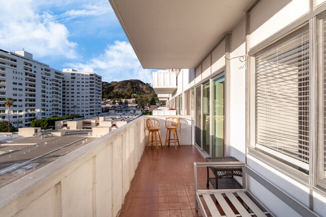 Building Photo - 7135 Hollywood Blvd