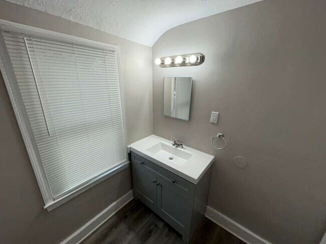 Building Photo - Renovated 3 Bedroom Colonial