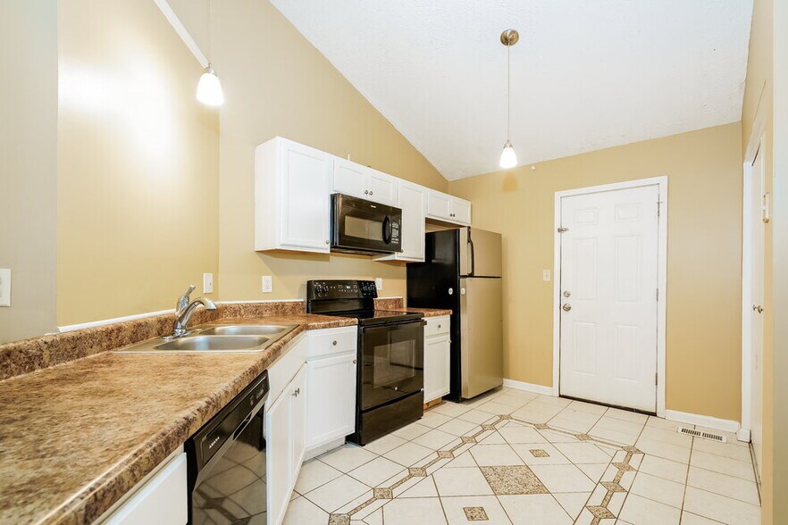 Building Photo - 5761 Pilgrim Dr