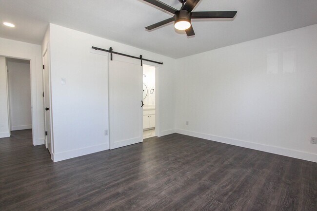 Building Photo - 3 bedroom 2 bathroom with AZ room -HOLD