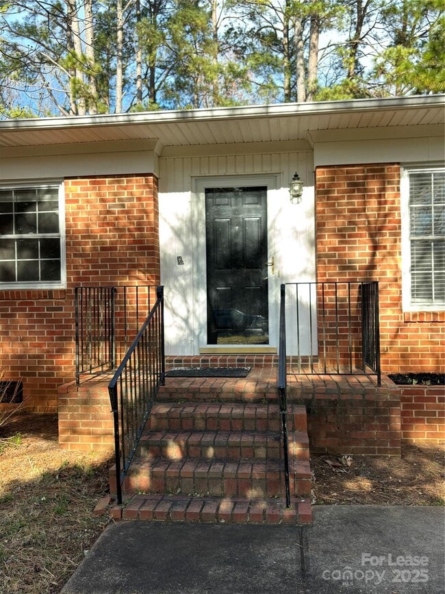 Building Photo - 818 Ferndale Dr