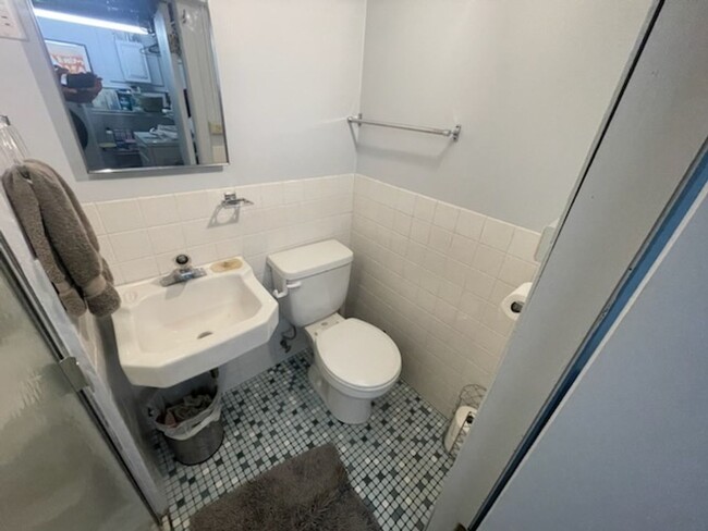 Building Photo - Beautiful, Charming and Well Maintained Fo...