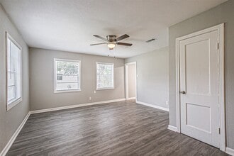 Building Photo - 1539 Pleasantville Dr