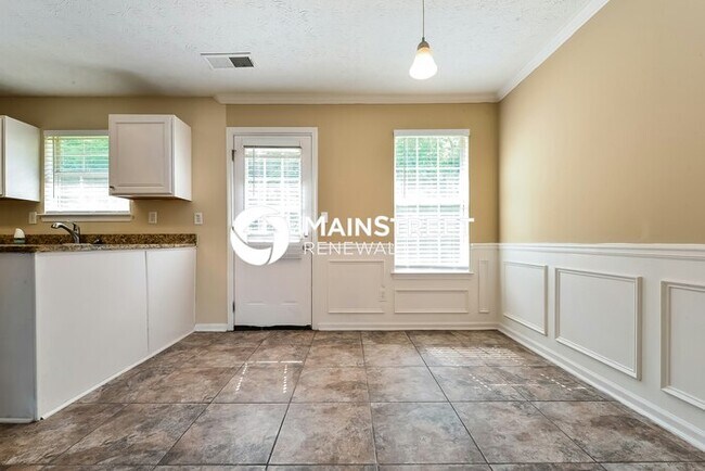 Building Photo - 4 Bedroom Pet-Friendly Home in Ellenwood, GA with Main Street Renewal