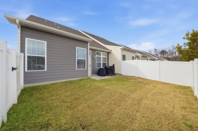 Building Photo - 1617 Catbird Ln