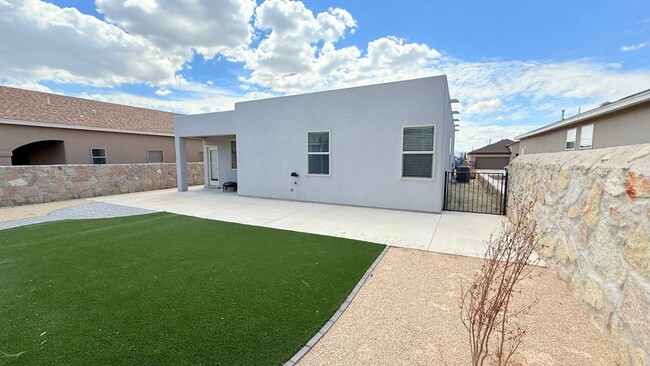 Building Photo - Modern comfort in Del Rey Estates