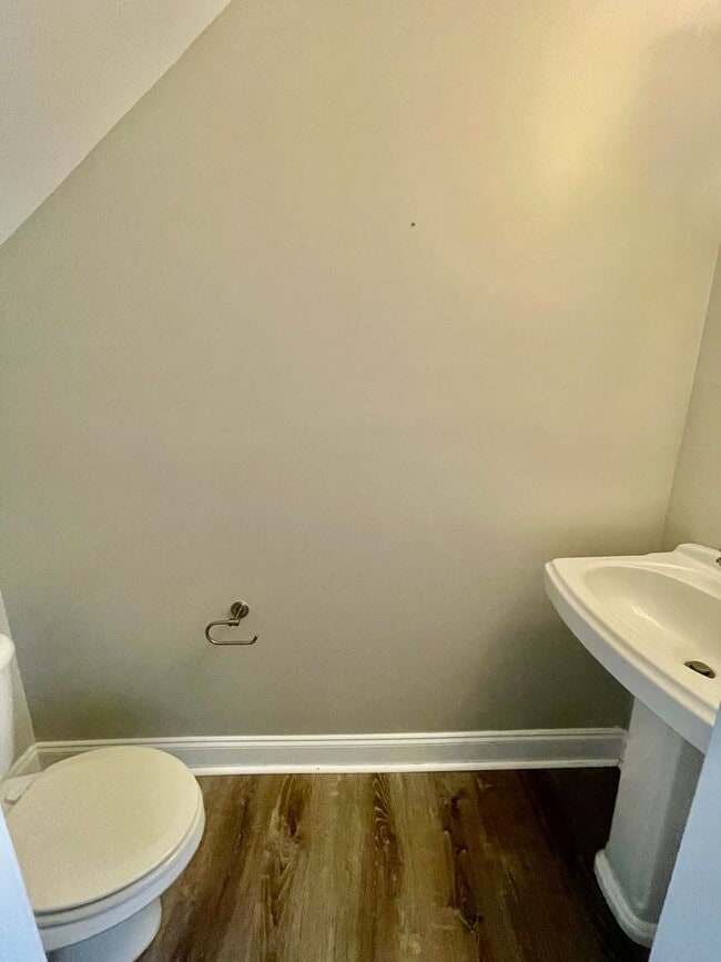 Building Photo - Must see this adorable 2 bedroom 1.5 bath ...