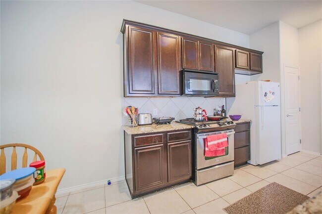 Building Photo - 6410 Guilford Glen Ln
