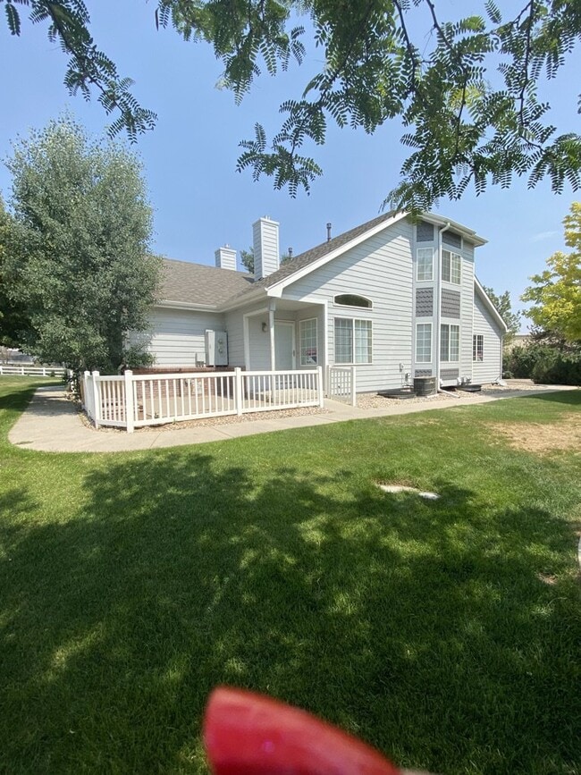Building Photo - AVAILABLE SEPTEMBER! Charming Townhome in ...