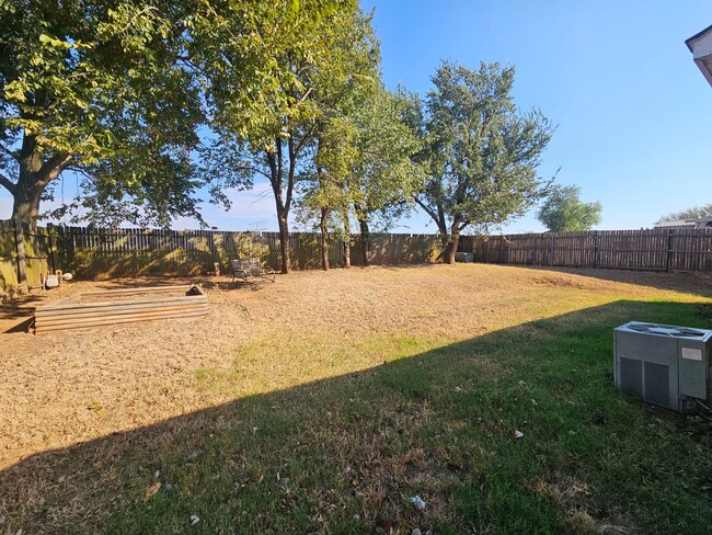 Building Photo - (3) Bed (2) Bath in Noble Avail NOW!