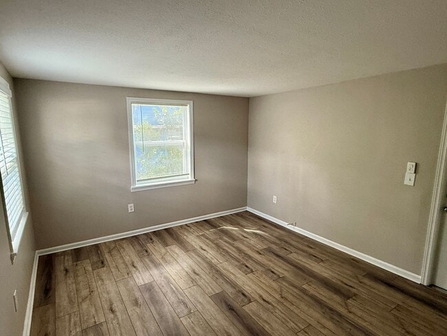 Building Photo - Beautiful 3/1 in Clearwater Available Now!