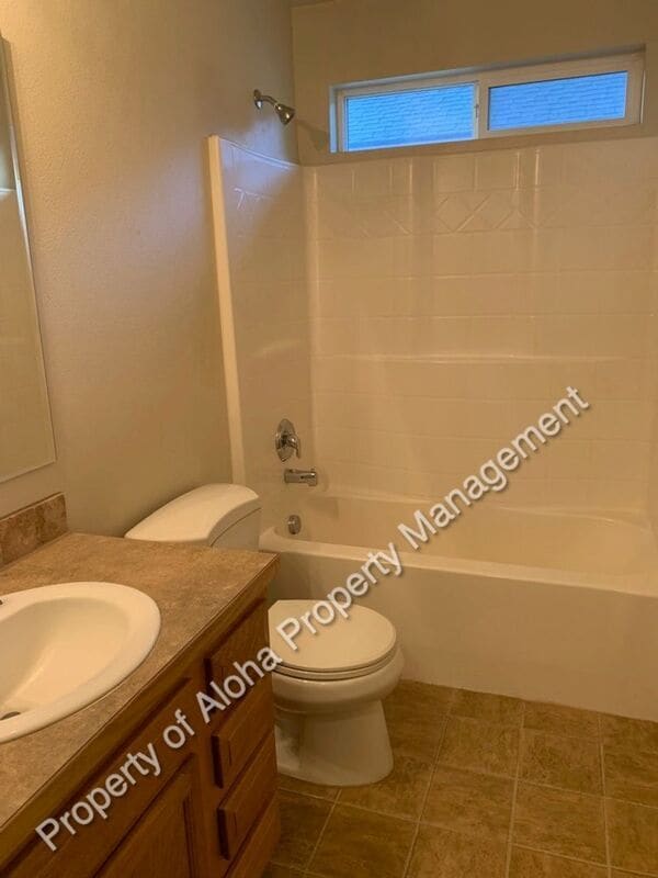 Building Photo - 1065 W Pine Ave