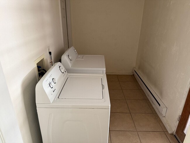 Building Photo - Nice 2 Br, 1 Bath house with the major app...