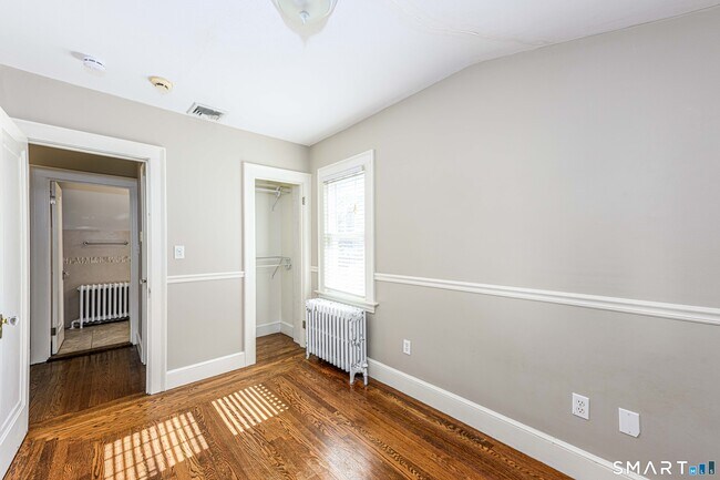 Building Photo - 186 School St