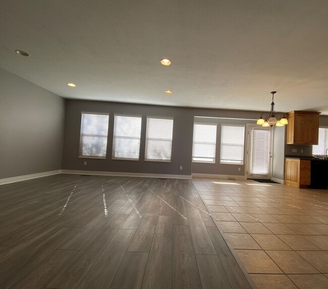 Building Photo - 6 Bedroom/3.5 Bathroom Home In Syracuse!