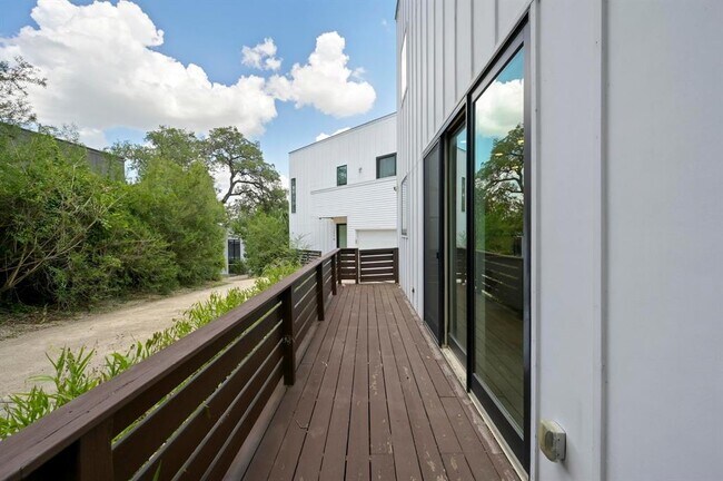 Building Photo - 1208 Woodland Ave