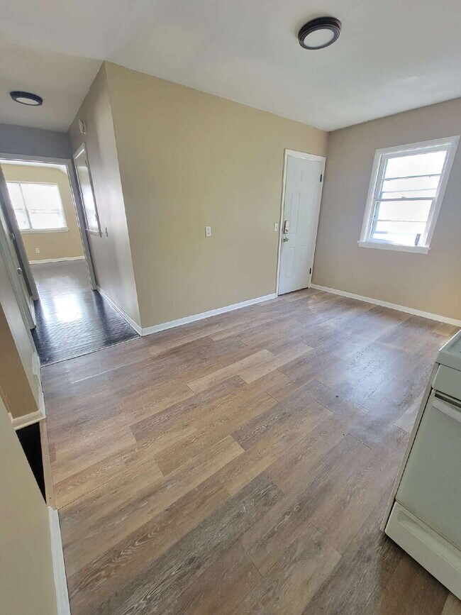 Building Photo - Spacious Updated One-Bedroom Apartment – R...