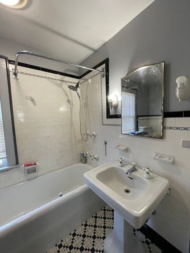 Building Photo - Spacious 3 Bedroom Single Family Home with...