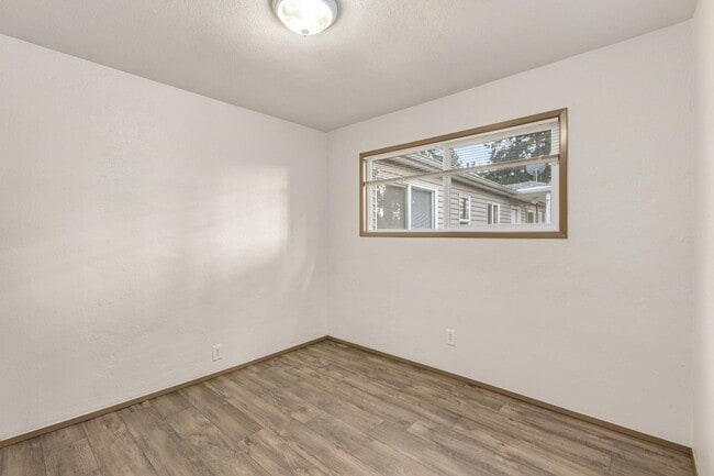 Building Photo - Spacious 2bedroom 1 bath in well maintained 4 Plex!
